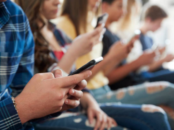 El 62% de los jóvenes en el país apoya el uso de celulares en instituciones educativas | Regiones | Economía