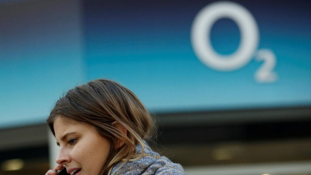 Abuela creada por la IA desafía a estafadores telefónicos