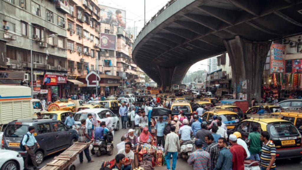 Al menos 6 muertos y 49 heridos dejó el choque entre un bus y varios carros en Bombay