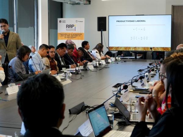 Cuáles son las propuestas de empresarios y sindicatos para subir el salario mínimo | Empleo | Economía