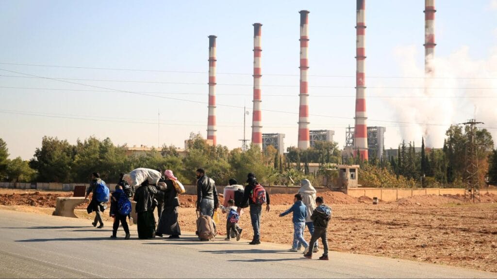 El ejército de Siria afirma que se prepara para una contraofensiva tras un ataque de milicias islamistas contra varias ciudades