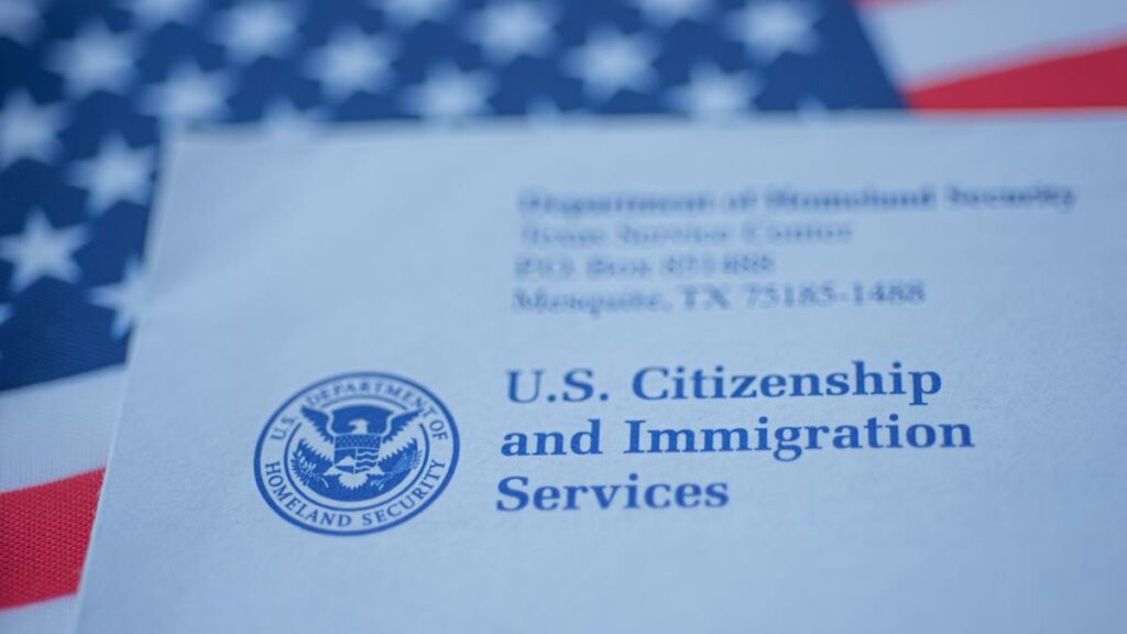 El mes del año donde Uscis tarda más en aprobar un documento, según ChatGPT