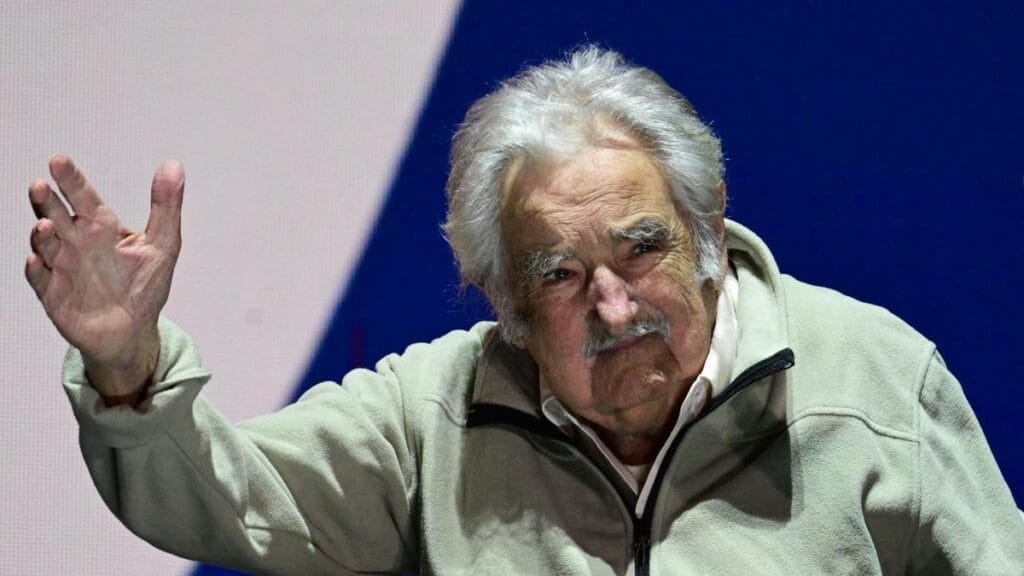 Expresidente José 'Pepe' Mujica es intervenido con éxito tras implante en el esófago