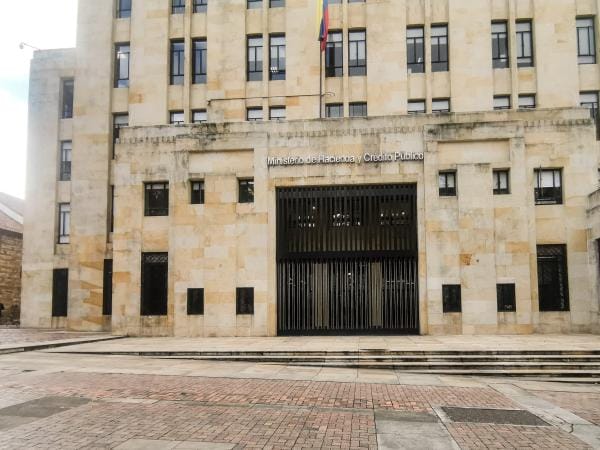 Gobierno, listo a no depender de la Comisión de Crédito Público | Economía