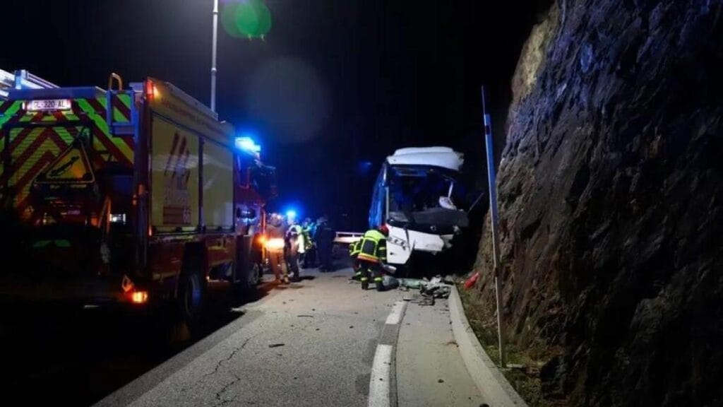 Grave accidente de un bus en Francia deja dos muertos y 31 heridos, entre ellos ciudadanos colombianos: Cancillería se pronuncia