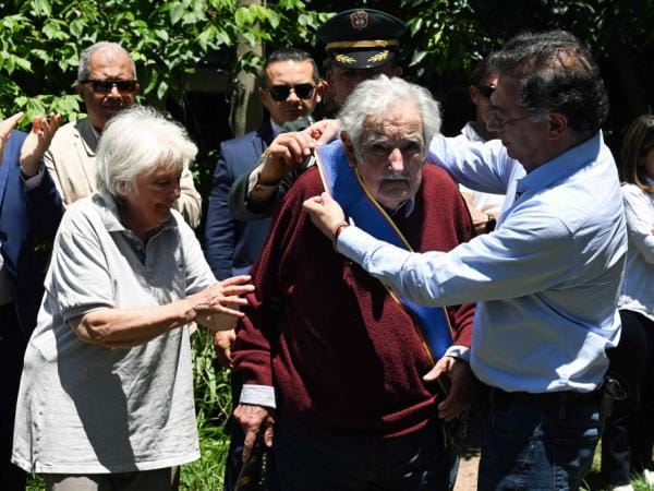 Gustavo Petro condecora a José Mujica con la Cruz de Boyacá | Gobierno | Economía