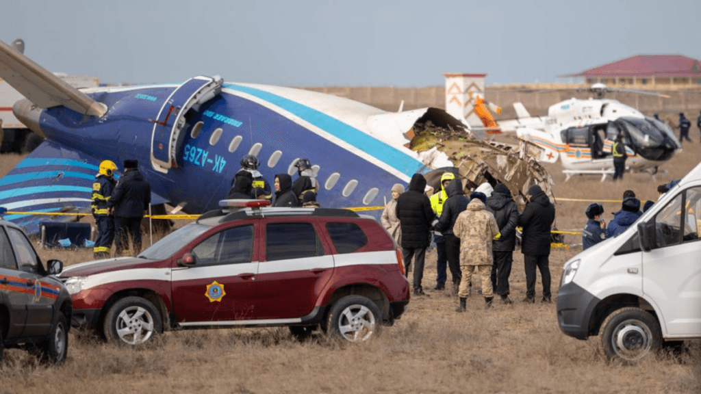 Las últimas palabras del piloto antes del accidente de avión de Azerbaijan Airlines en Kazajistán; revelaron llamada con torre de control