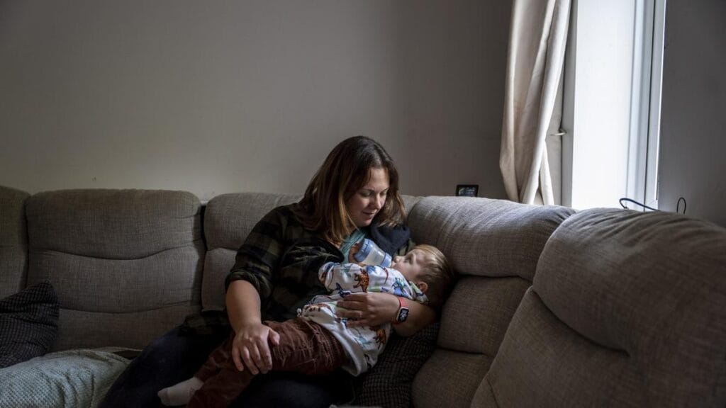 Pareja británica impulsa en remoto pueblo la energía verde utilizando creatividad