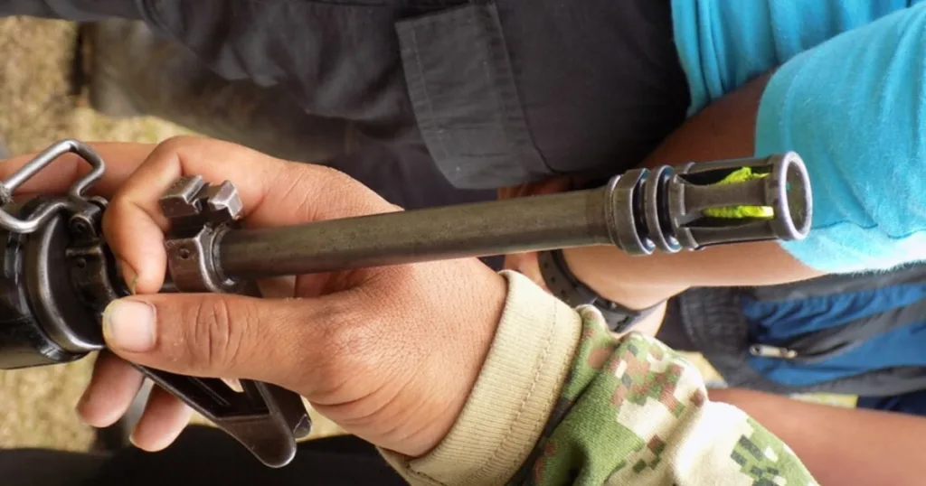 Piden detener reclutamiento infantil en diálogos de paz