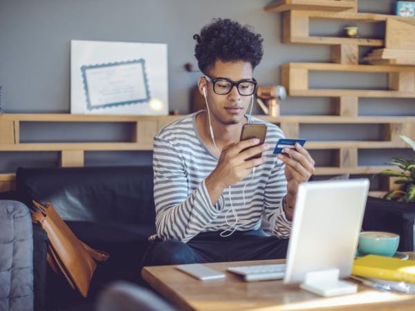 Riesgos de usar tarjetas en compras en el exterior durante la temporada navideña | Finanzas | Economía