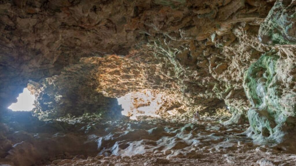 Salvan después de cuatro días a una espeleóloga italiana atrapada y herida en una cueva
