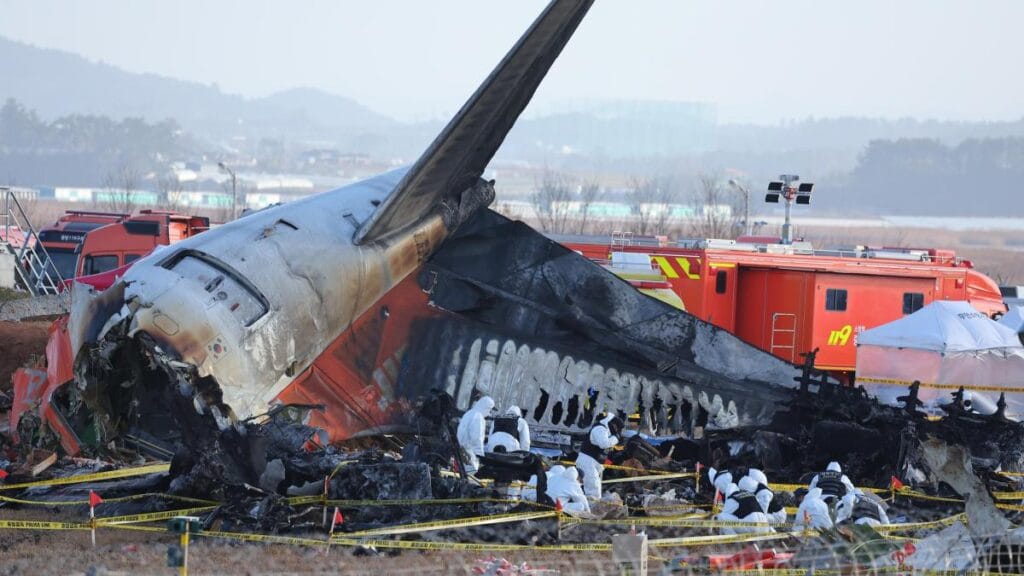 Se conoce la última comunicación que tuvo piloto de avión de Jeju Air con torre de control antes de accidente en Corea del Sur