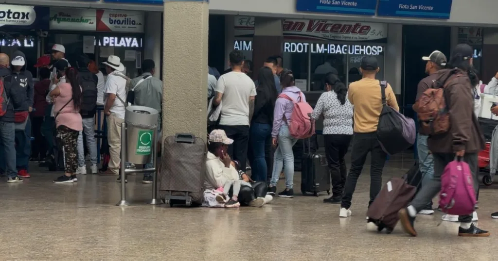 Viajeros alertan sobre sobrecostos en la Terminal de Salitre