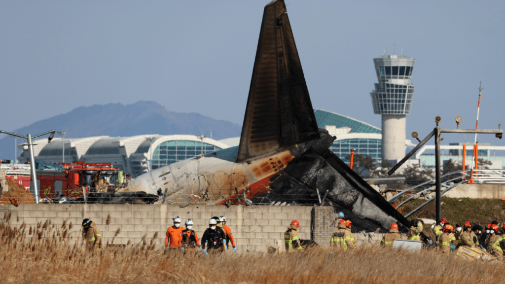 este fue el momento cuando se estrelló avión con 181 personas en Corea del Sur