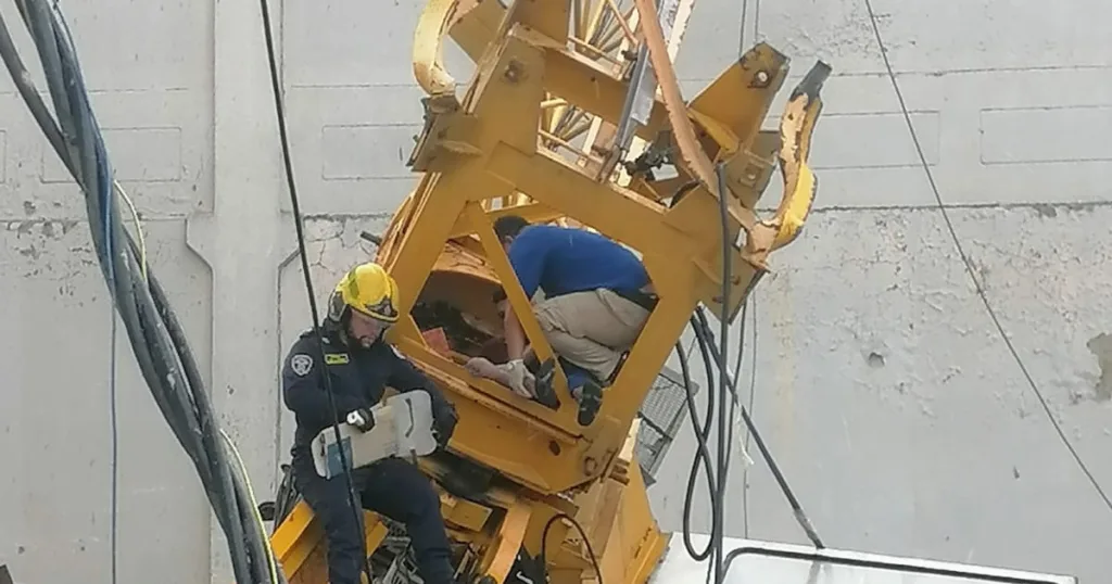 grúa cae y deja tres heridos