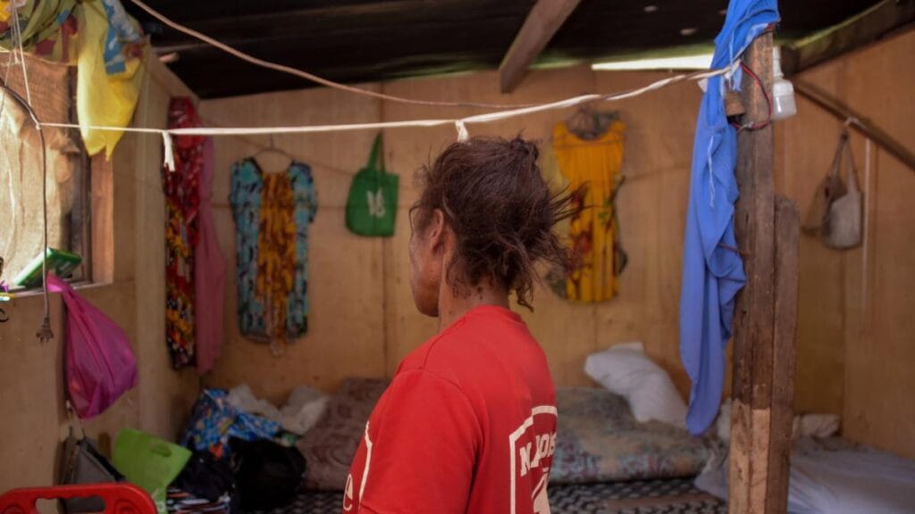 las cuelgan de postes y las golpean