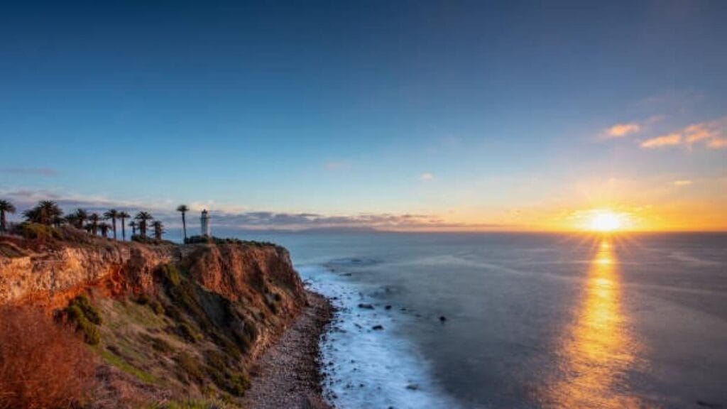 policías de Los Ángeles investigan un macabro hallazgo en la playa