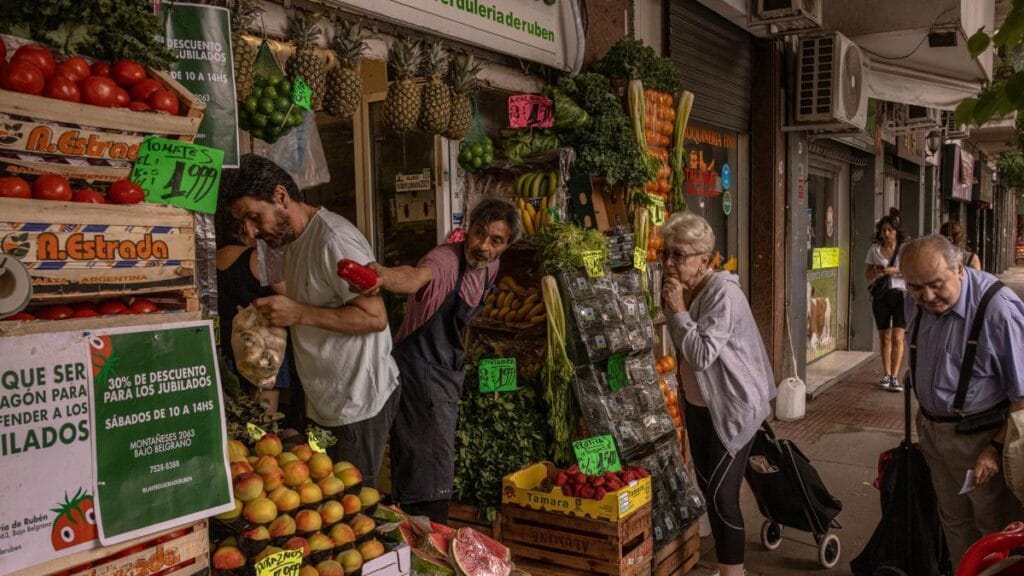 se reduce inflación de Argentina, pero muchos son los que aún batallan