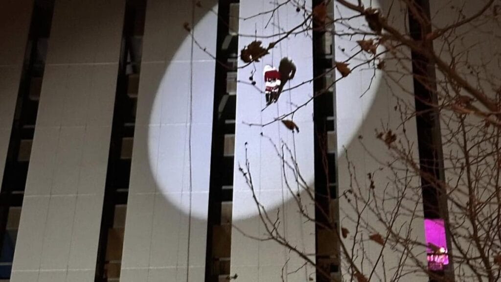 un Santa Claus se quedó colgado 18 metros en un espectáculo