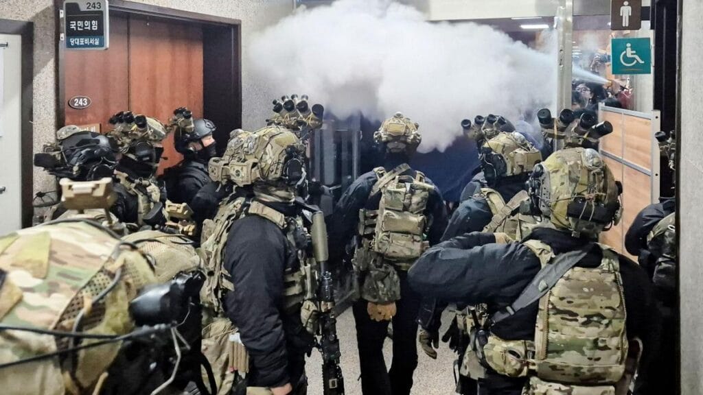 ¿por qué el presidente dio marcha atrás a la ley marcial y qué significa?