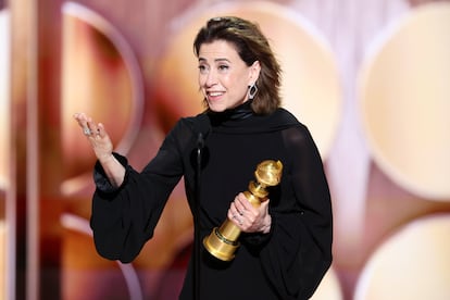 La intérprete brasileña Fernanda Torres, con su Globo de Oro a mejor actriz.