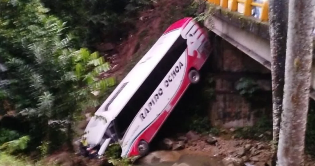Accidente de bus en Antioquia deja cuatro muertos