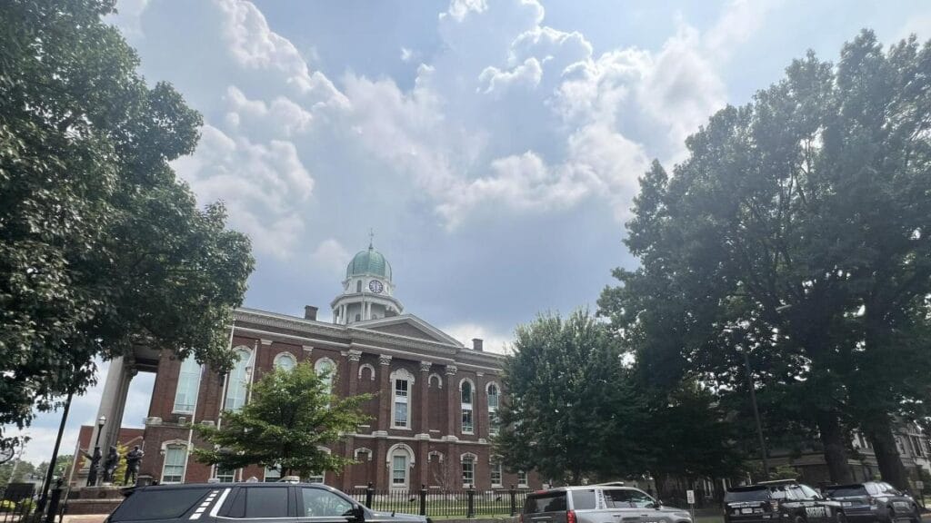 Detuvieron a un conductor en EE. UU. y al revisarlo quedaron impactados con lo que encontraron