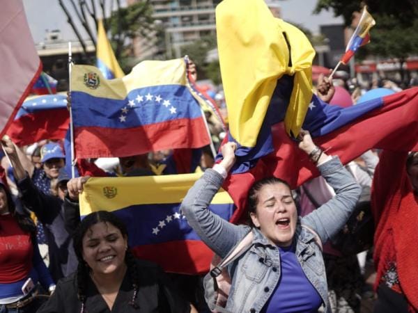 Imágenes: venezolanos marchan en Bogotá contra posesión de Maduro