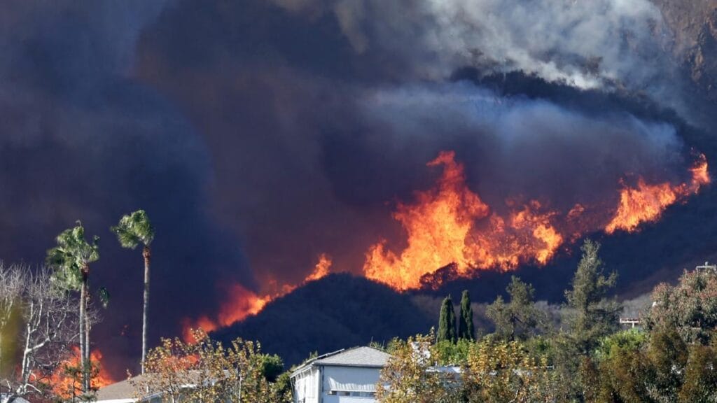 Incendio forestal se propaga sin control en un suburbio de Los Ángeles (EE. UU.)