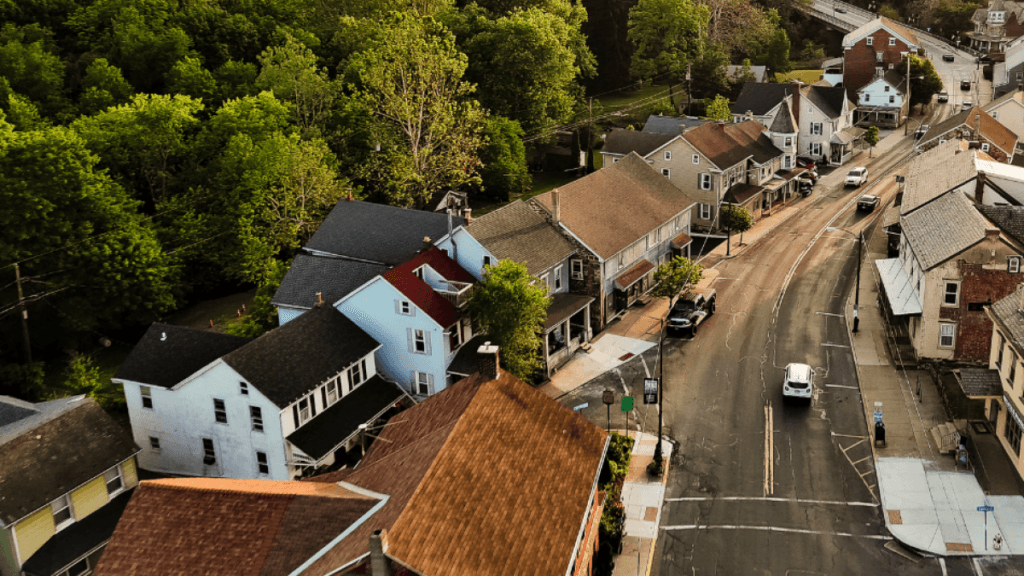 Joven crea 'el buscador de pueblos', una herramienta basada en IA para ayudar a las personas a encontrar su lugar ideal para vivir