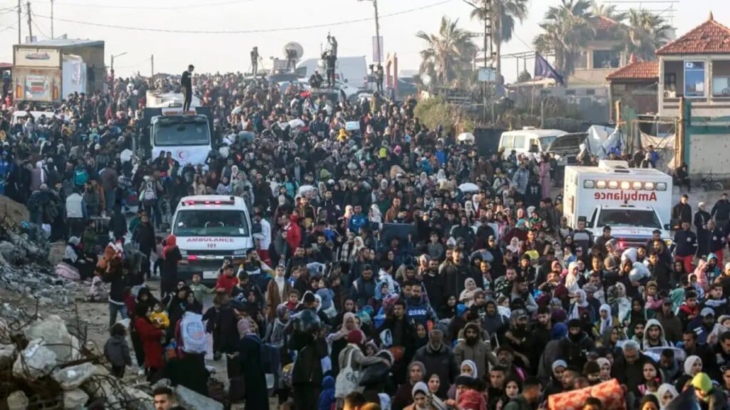 Miles de palestinos desplazados comienzan su retorno al norte de Gaza