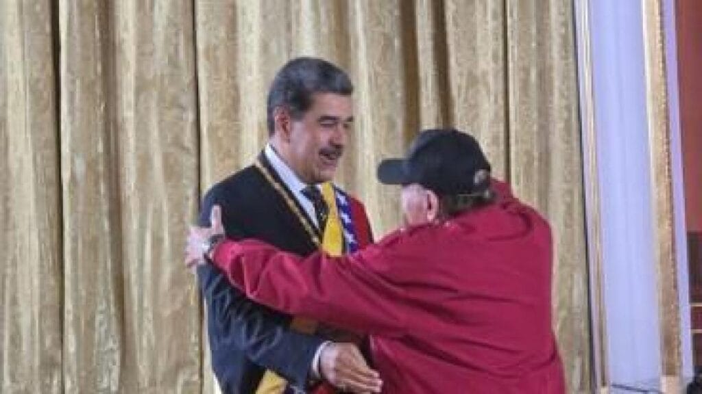 Presidente de Nicaragua, Daniel Ortega, llegó al Palacio de Miraflores y se abrazó con el posesionado Nicolás Maduro