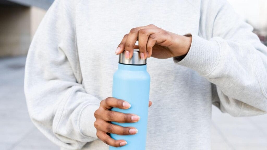 Qué tan seguido debe lavar su botella de agua, según un médico