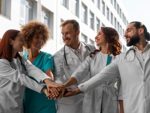 Trabajo sí hay: Dubai busca médicos especialistas que hablen español | Empleo | Economía