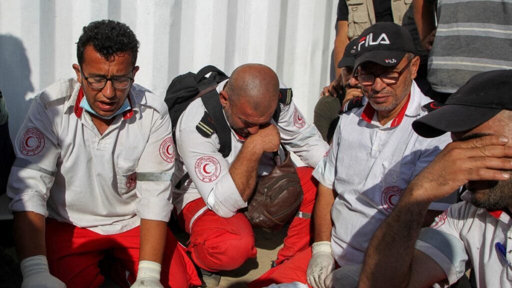 el agónico trabajo de los rescatistas en Gaza