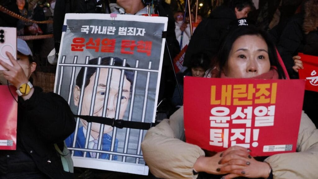 policías entran a la casa del suspendido presidente para arrestarlo, esto es lo que se sabe