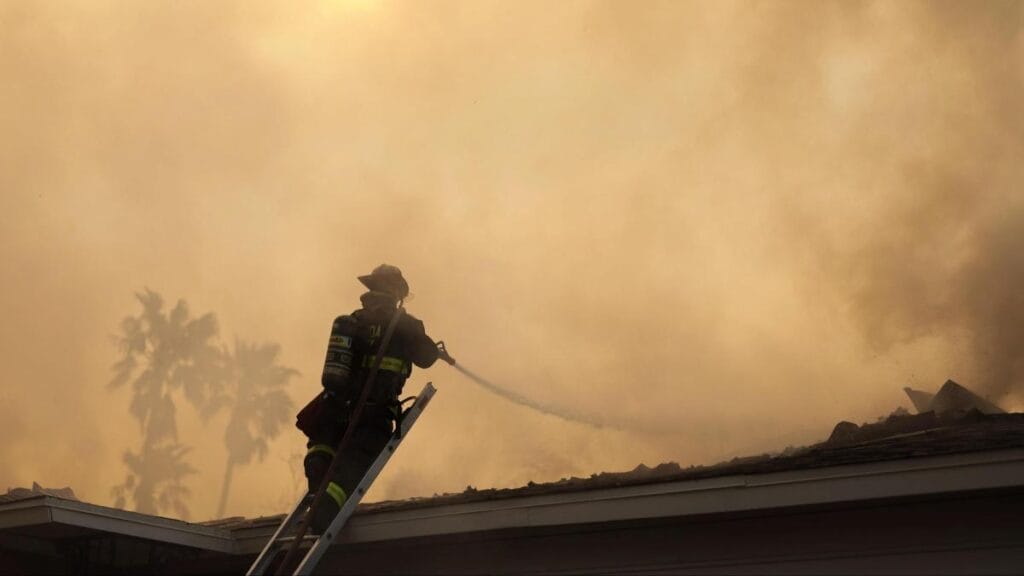 suben a 10 los fallecidos en medio de toques de queda y nuevos focos de conflagración