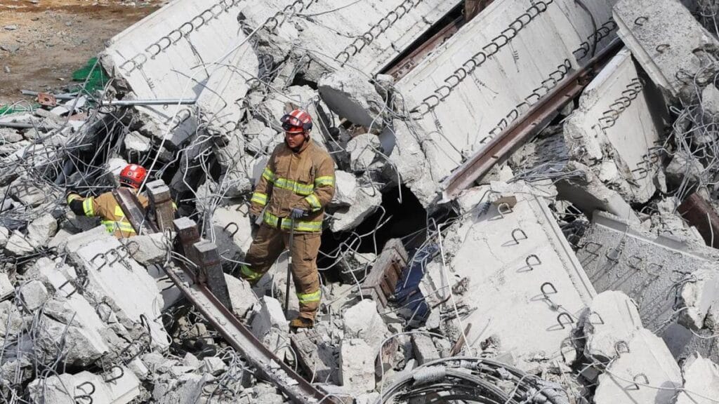 Al menos cuatro muertos y seis heridos por colapso de un puente en Corea del Sur