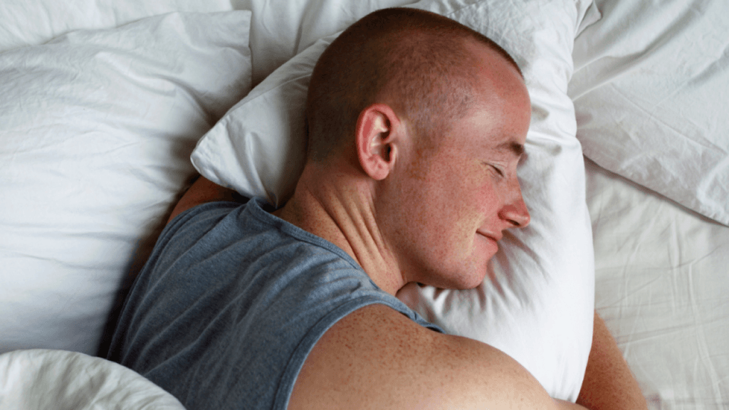 El truco de 10 minutos que lo ayudará a dormir si tiene problemas de sueño, según un médico