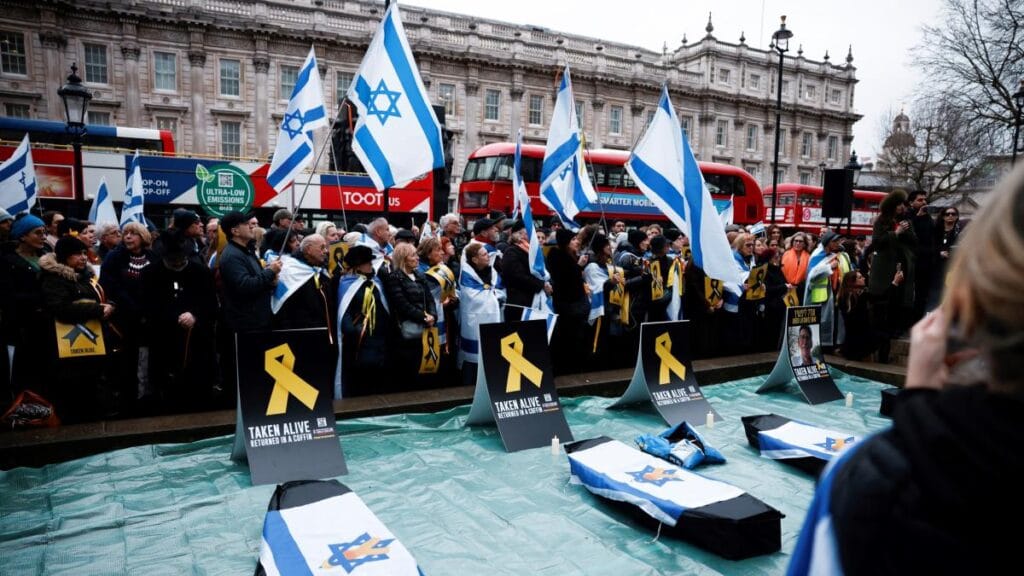 Hamás entrega los cadáveres de cuatro rehenes e Israel libera a cientos de palestinos