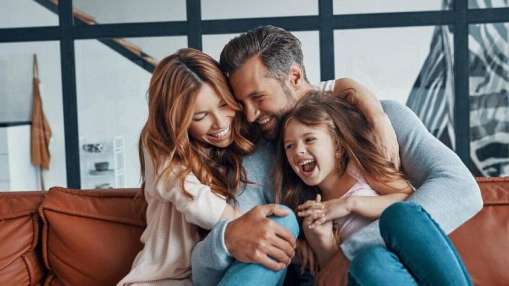 Lo que hacen los padres que crían niños emocionalmente fuertes, según terapeuta