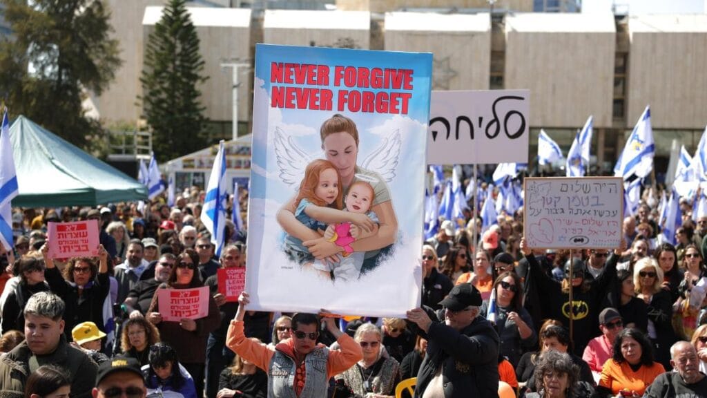 Marcha fúnebre en Israel por Shiri Bibas y sus dos hijos, exrehenes secuestrados por Hamás