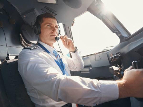 ¿Cuánto puede ganar en un año un piloto de avión en Colombia? | Empleo | Economía