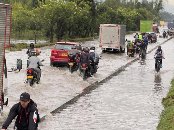 Inundaciones en autopista Norte en Bogotá