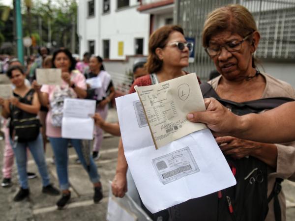 Filas para pedir medicamentos