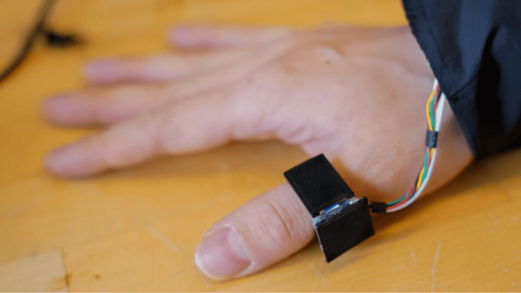 Así es SpellRing, el anillo impulsado por IA capaz de traducir el lenguaje de signos