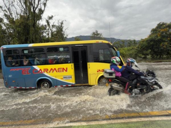 Así quedó la Autopista norte tras fuertes lluvias: hay caos vehicular | Regiones | Economía