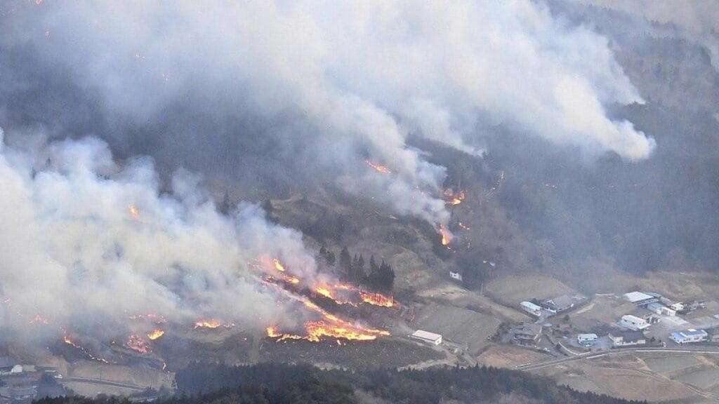 El incendio del noreste nipón arde por quinto día y la agencia de desastres pide refuerzos
