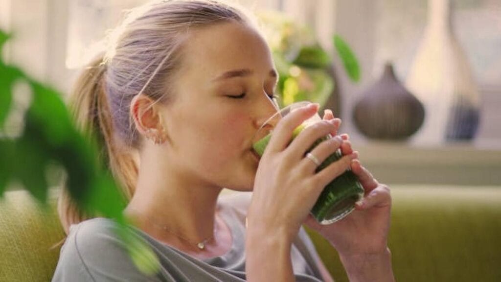 El jugo rico en nutrientes que es excelente para la salud intestinal, según expertos