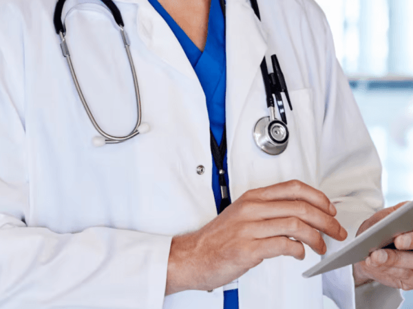 Exministros de Salud firman carta en que aseguran que la UPC fijada en 2024 pone en riesgo salud de los colombianos | Gobierno | Economía